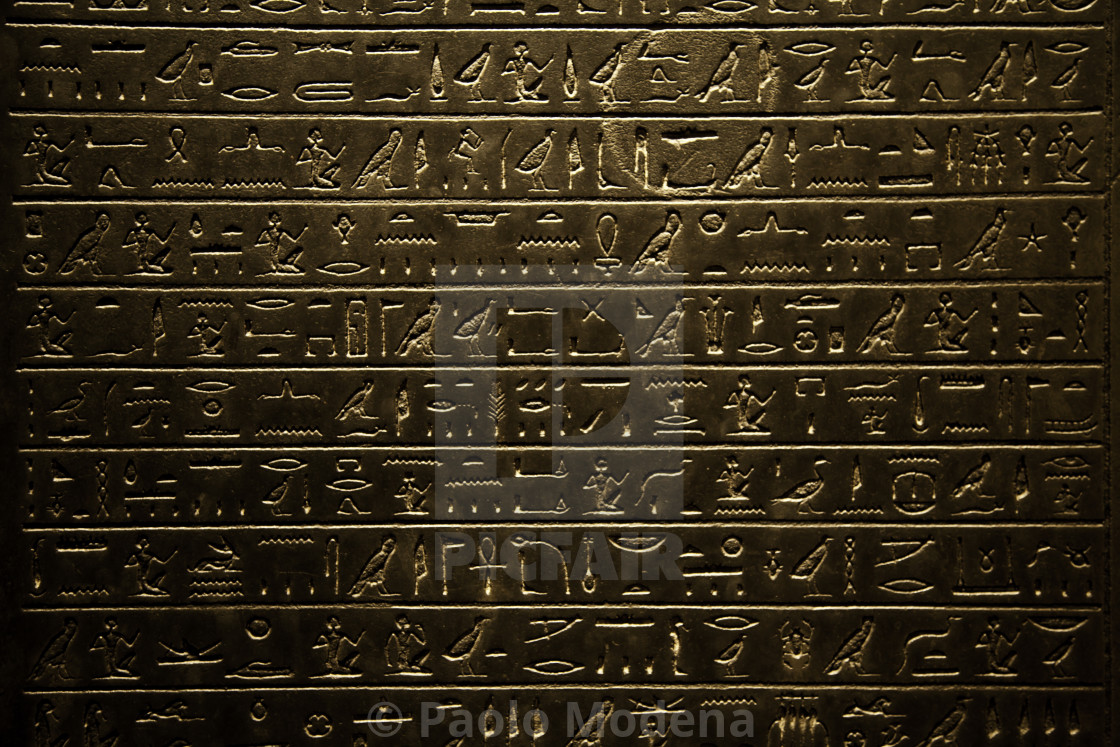 Египетские иероглифы на черном фоне
